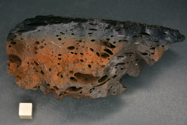 Сотрудники Минералогического музея ИРНИТУ представили образцы застывшей лавы на лекции об итогах камчатской экспедиции